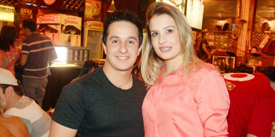 Leonardo Davanço e Thaís Andrade em point da Avenida Champagnat